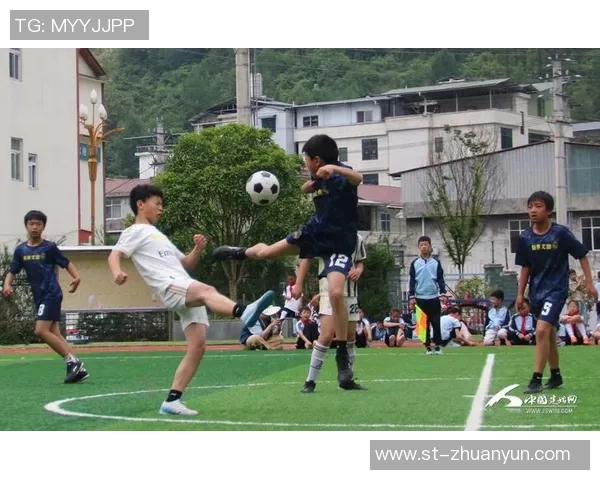 足球明星在赛场上忍俊不禁的搞笑瞬间引发全场欢笑与热烈掌声